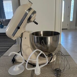 🌟 For Sale – KitchenAid Artisan 5QT Stand Mixer Great condition)